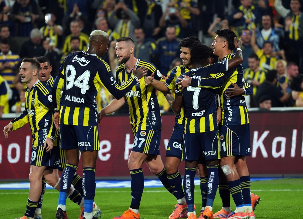 Galatasaray'ın kaybettiği haftada Fenerbahçe zirveye bir adım daha yaklaştı