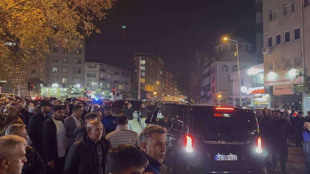 Gebze'de aynı bölgede bir binadan çatırdama sesleri geldi