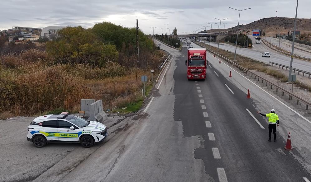 Kilit kavşaktan geçen araçların hepsi tek tek durdurulup kontrol ediliyor