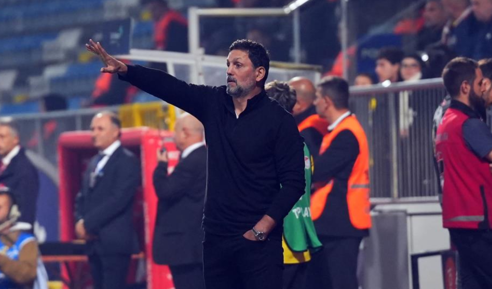 Kulüp içinden birisi bilgileri rakip takımın Teknik Direktörüne aktarmış