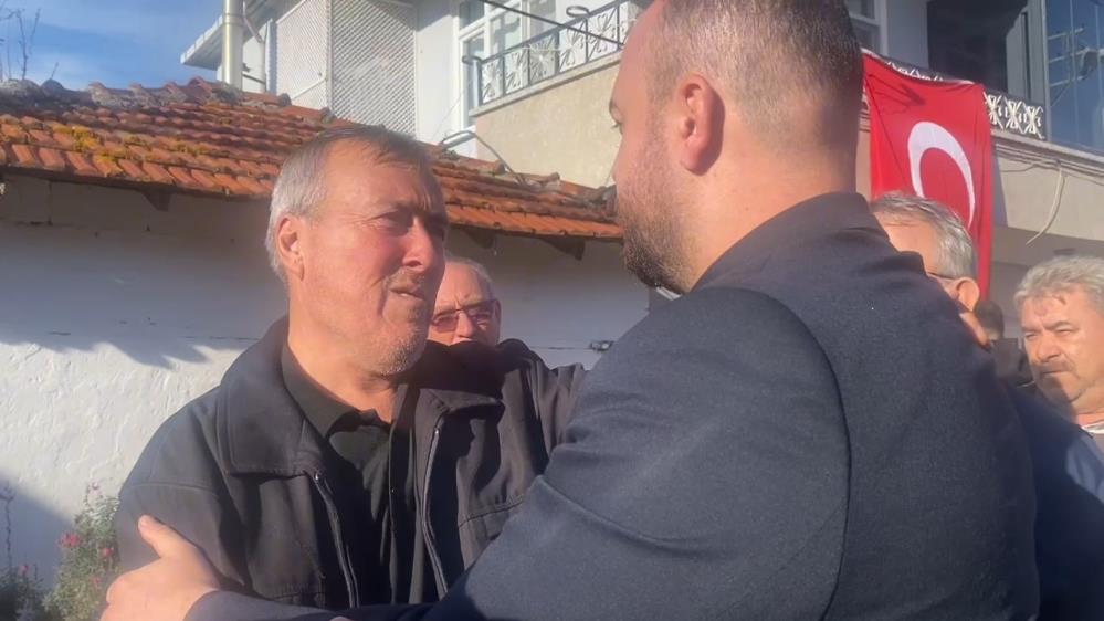 MHP'li başkana sarılan şehit babası gözyaşları içinde "Beni Devlet Bahçeli'ye götürün" dedi