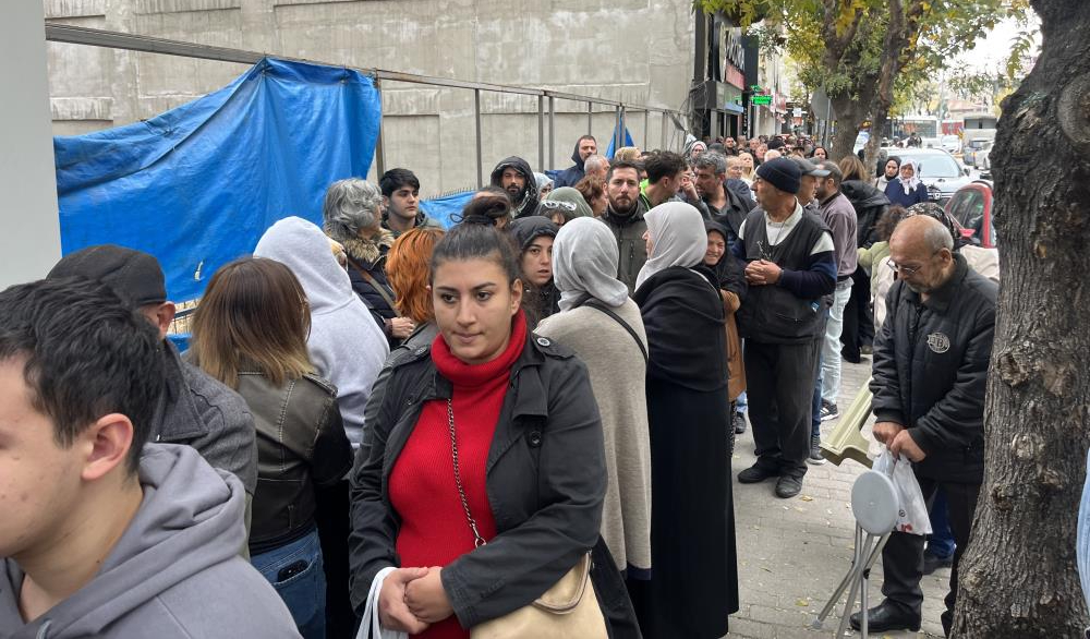 TOKİ'ye başvurmak için yüzlerce metrelik kuyruk oluştu