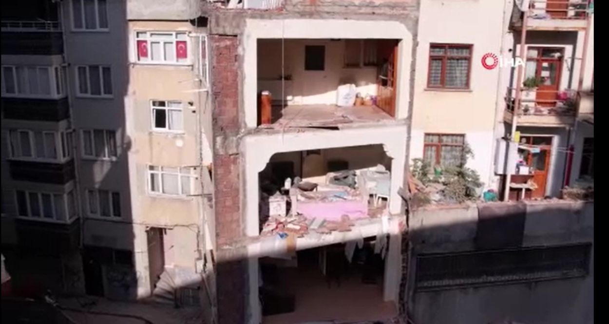 Yan bina yıkıldı, yandaki apartman şoku yaşadı