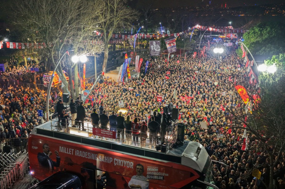 CHP Genel Başkanı Beykoz'dan Seslsndi . Zam düzenlemesi gelene kadar meclisi terk etmeyeceğiz