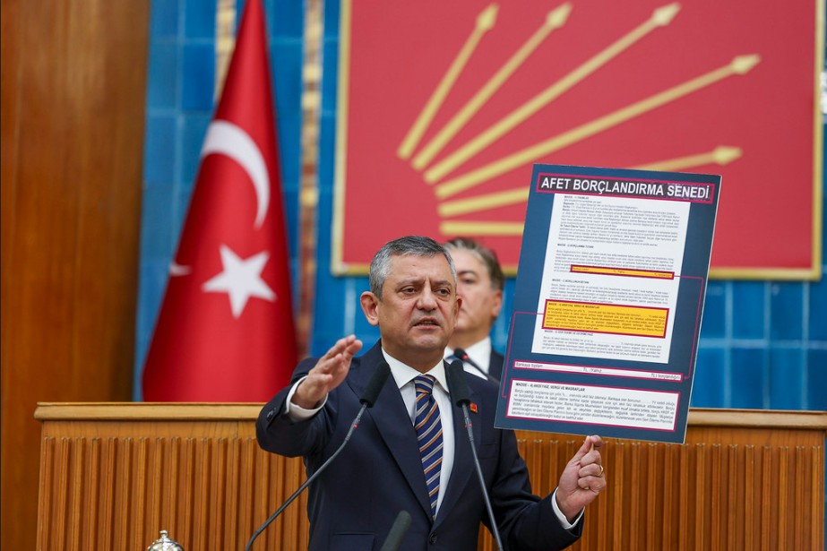 Özgür Özel'den Suriye yorumu: Gün terörsüz ve demokratik Türkiye yolunda kararlılıkla yürüme günüdür dedi.