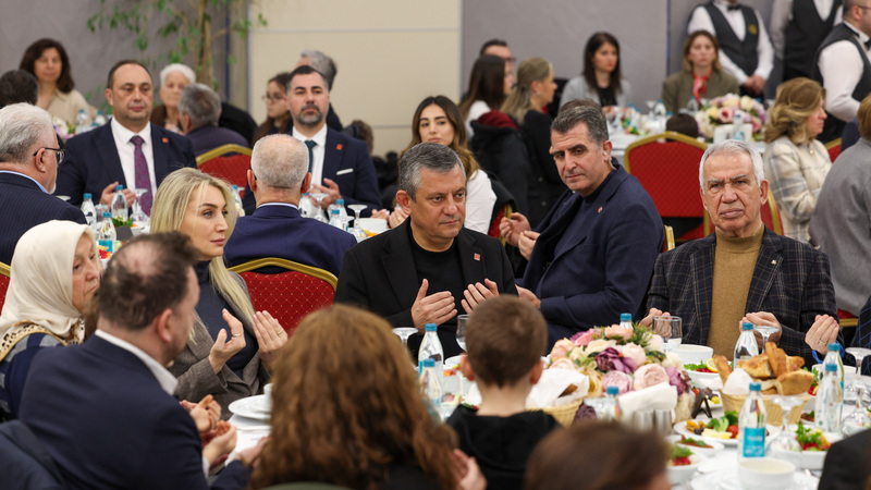 CHP Lideri Özgür Özel, Aile Dayanışma Ağı Vakfı’nın İftar Yemeğine Katıldı