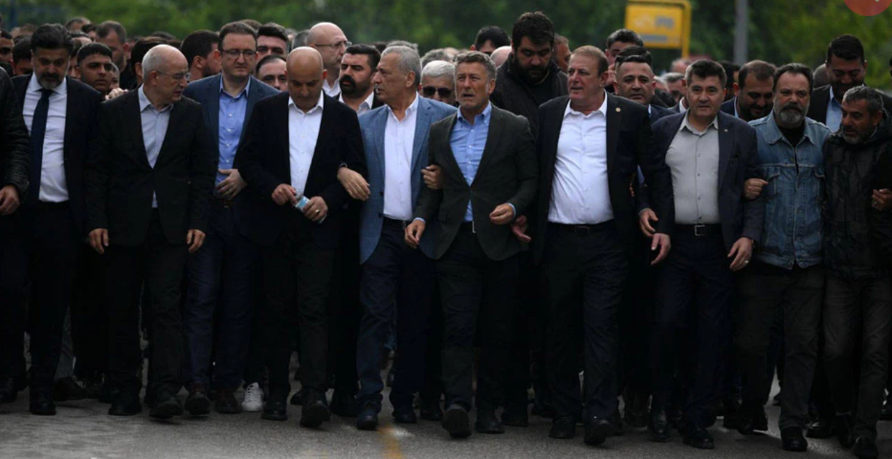 CHP Genel Merkezi’ne yürüyen grupta dikkat çeken isimler: ABK davası sanığı ile Erdoğan destekçisi de katılmış!
