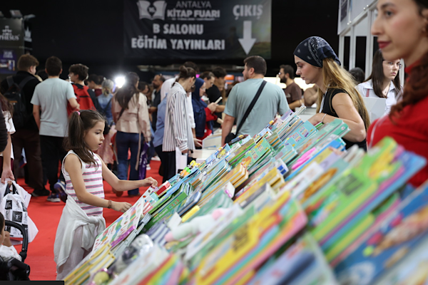 Antalya Kitap Fuarı üçüncü gününde de yoğun ilgi gördü