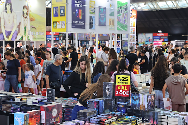 Antalya Kitap Fuarı’nın 9’uncu gününde 67 yazar okurlarıyla buluştu