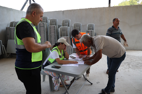 Antalya’da yangından etkilenen üreticilere sera naylonu desteği sağlandı
Antalya’da yangından etkilenen üreticilere sera naylonu desteği sağlandı