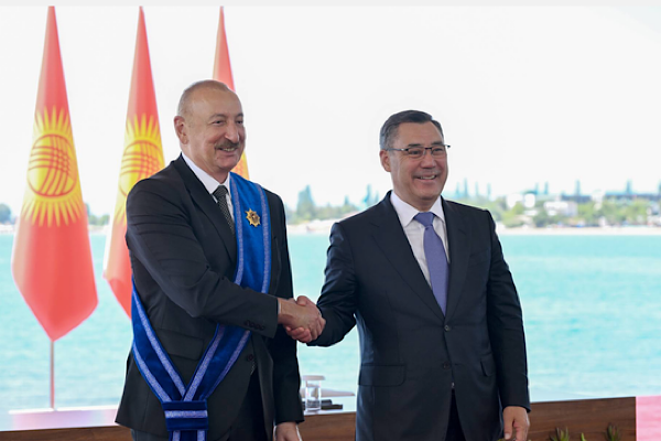 Azerbaycan ve Kırgızistan liderleri karşılıklı devlet nişanlarıyla ödüllendirildi Azerbaycan ve Kırgızistan liderleri karşılıklı devlet nişanlarıyla ödüllendirildi