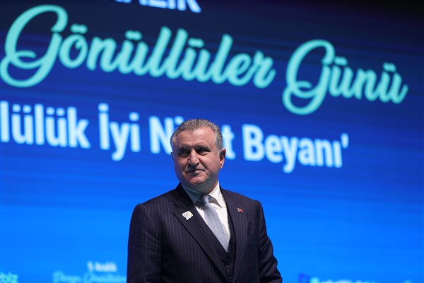 Bakan Bak, Kıbrıs gazisi Nazmi Komşucu’yu ziyaret etti Bakan Bak, Kıbrıs gazisi Nazmi Komşucu’yu ziyaret etti