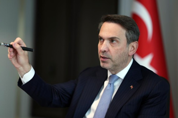 Bakan Bayraktar, şehit ailelerini ziyaret etti Bakan Bayraktar, şehit ailelerini ziyaret etti