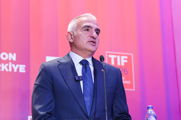 Bakan Ersoy: Antalya’daki yangınlara müdahale sürüyor Bakan Ersoy: Antalya’daki yangınlara müdahale sürüyor
