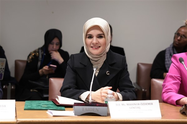 Bakan Göktaş, desteklenen ailelerle bir araya geldi