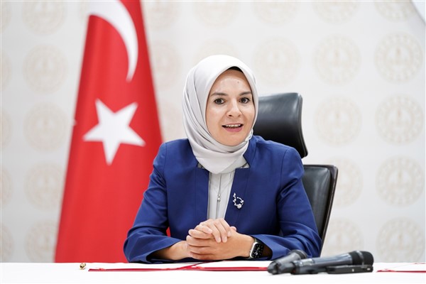 Bakan Göktaş, Mardin’de kadınlarla bir araya geldi
