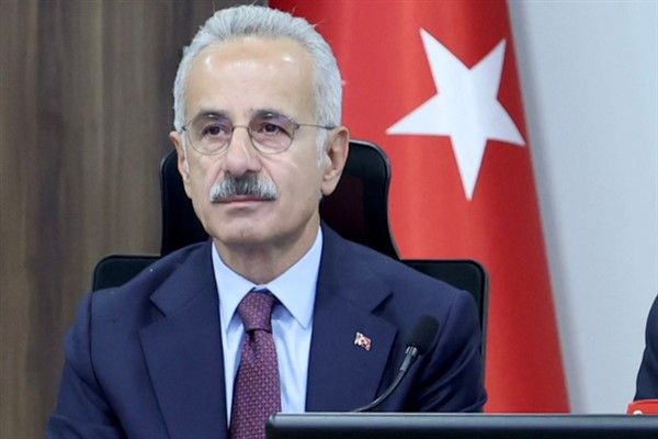 Bakan Uraloglu, Yumaklı’nın kızı Nihan ile Zahid’i tebrik etti
