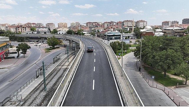 Başkan Altay Kunduracılar Üst Geçidi'nde Asfaltı Yenileyerek Standardı Yükselttiklerini Açıkladı   