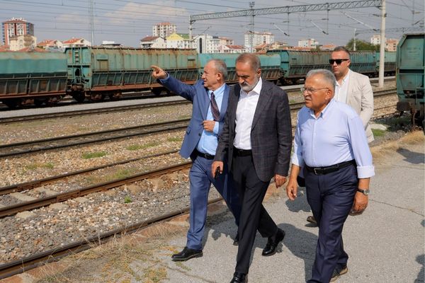 Başkan Büyükkılıç, TCDD Genel Müdürü Kurt ile Kayseri’nin ulaşımını görüştü Başkan Büyükkılıç, TCDD Genel Müdürü Kurt ile Kayseri’nin ulaşımını görüştü