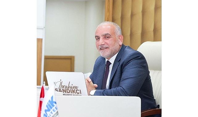 Başkan Sandıkçı: "Üniversiteyi kazanan tüm öğrencilerimize burs desteği sağlıyoruz" 