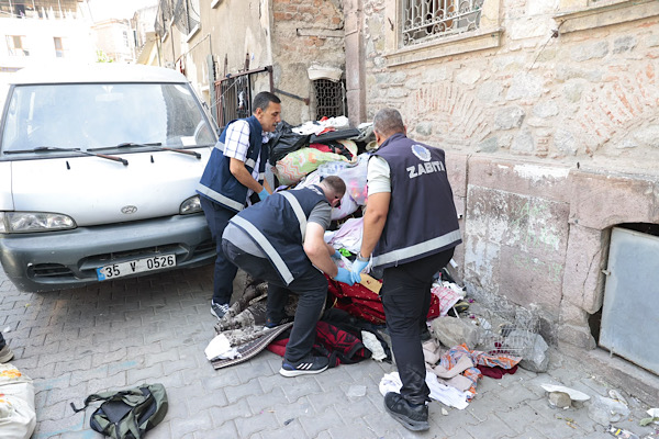 Basmane’de seyyar satıcı denetimi yapıldı Basmane’de seyyar satıcı denetimi yapıldı