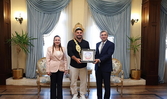 Başpehlivan Erkan Taş'tan Vali Şahin'e ziyaret 