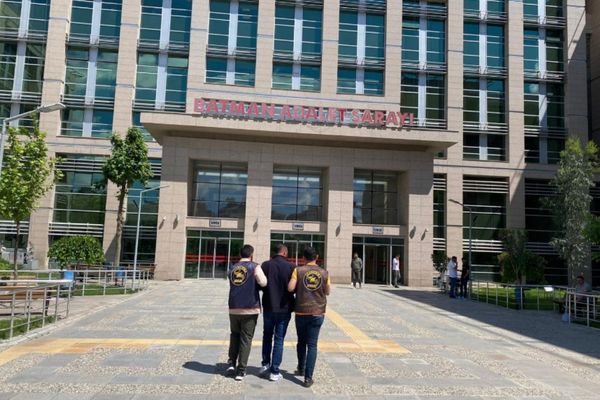 Batman’da aranan 32 hükümlü yakalanarak cezaevine gönderildi Batman’da aranan 32 hükümlü yakalanarak cezaevine gönderildi