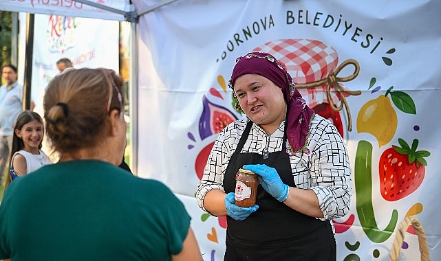 Bornova'da doğal lezzetler halkla buluşuyor