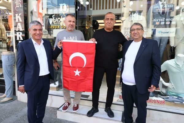 Buca’da 30 Ağustos öncesi esnafa bayrak dağıtıldı