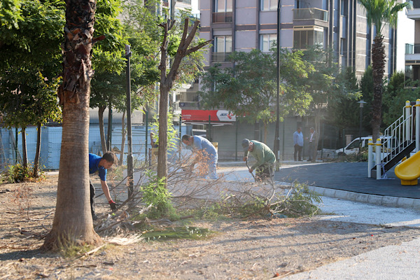 Buca’daki park ve yeşil alanlarda bakım ve yenileme çalışması