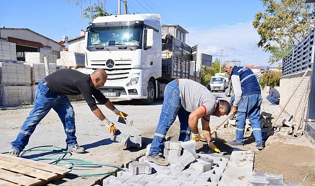 Burhaniye'de Yol Yapım ve Bakım Çalışmaları Sürüyor