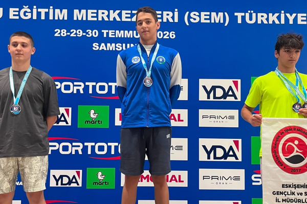 Bursa Büyükşehir Belediyesporlu yüzücülerden Türkiye Şampiyonası'nda 3 madalya