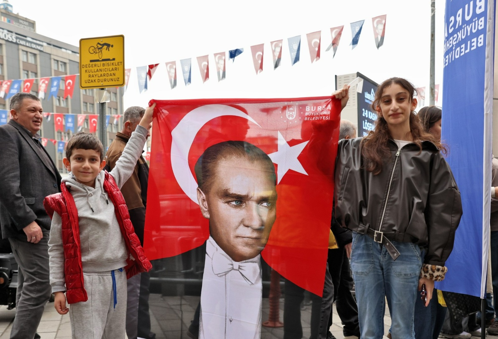 Bursa'da vatandaşlara Türk bayraklı Atatürk posteri dağıtıldı Bursa'da vatandaşlara Türk bayraklı Atatürk posteri dağıtıldı