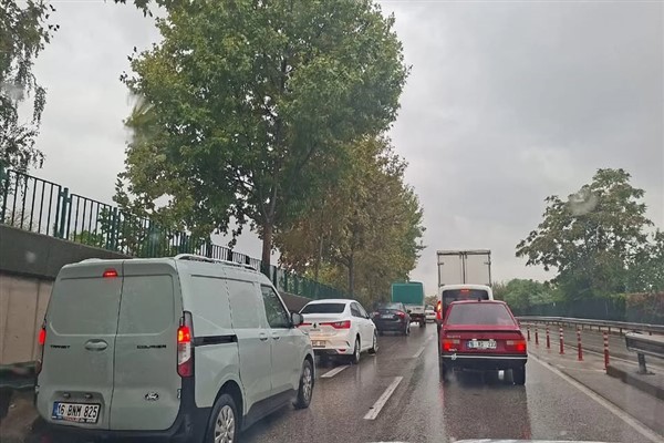 Bursa’da yağış nedeniyle trafikte yoğunluk oluştu Bursa’da yağış nedeniyle trafikte yoğunluk oluştu