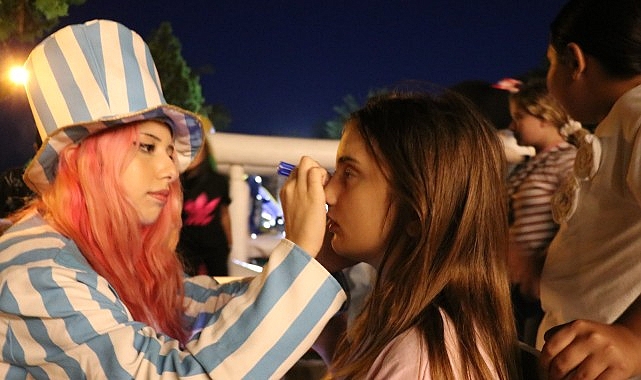 “Büyükşehir Çocuk Şenliği Gördes'te" Çocuklara Unutulmaz Bir Akşam Yaşattı