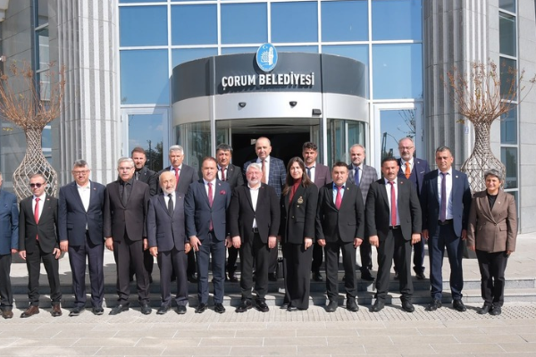 Çorumlu muhtarlardan Başkan Aşgın’a ziyaret Çorumlu muhtarlardan Başkan Aşgın’a ziyaret