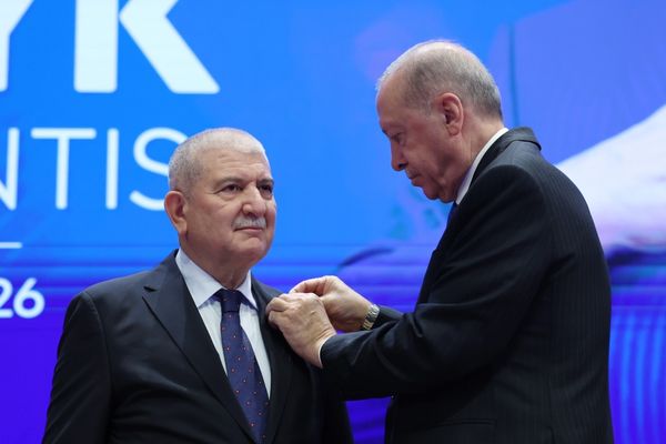 Cumhurbaşkanı Erdoğan, AK Parti’ye katılan Bursa Milletvekili Torun’a rozetini taktı Cumhurbaşkanı Erdoğan, AK Parti’ye katılan Bursa Milletvekili Torun’a rozetini taktı