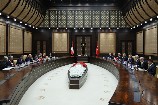 Cumhurbaşkanı Erdoğan, Stocker ile heyetler arası görüşme gerçekleştirdi
Cumhurbaşkanı Erdoğan, Stocker ile heyetler arası görüşme gerçekleştirdi