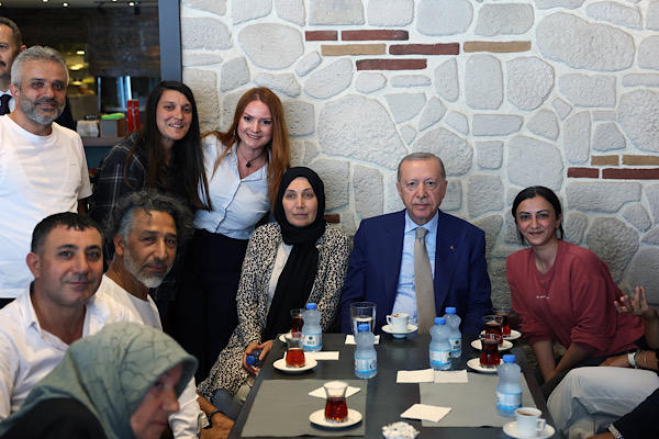 Cumhurbaşkanı Erdoğan, Üsküdar’da esnafı ziyaret etti Cumhurbaşkanı Erdoğan, Üsküdar’da esnafı ziyaret etti