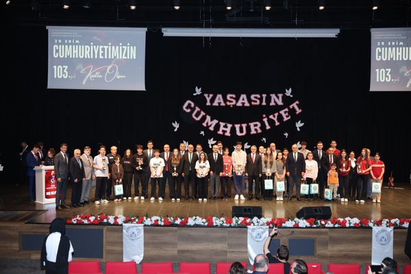 Cumhuriyet Bayramı Çayırova’da törenle kutlandı