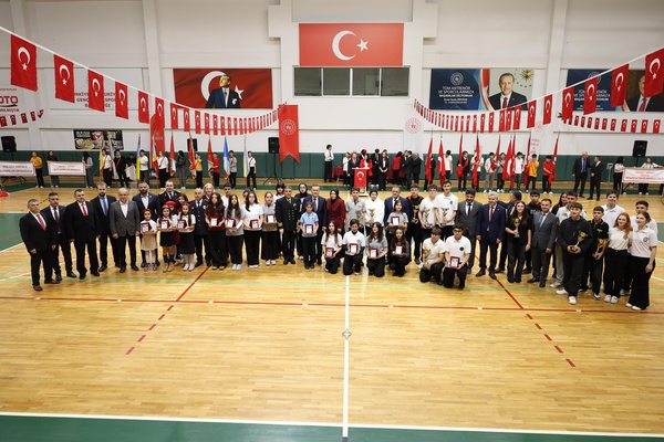 Derince’de 29 Ekim kutlamaları tören geçişiyle tamamlandı