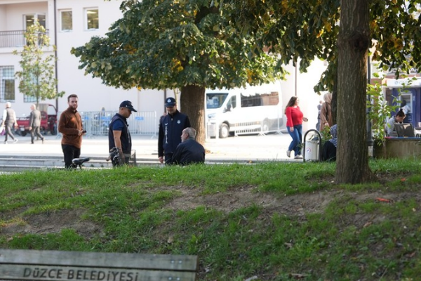 Düzce’de yere izmarit atanlara para cezası uygulandı