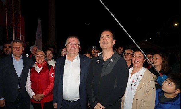 Edremit'te Cumhuriyet Bayramı coşkusu yağmura rağmen dinmedi