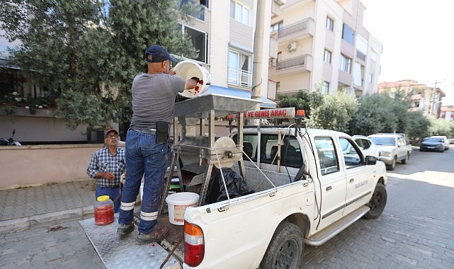 Efes Selçuk'ta Salçalar Ailece Hazırlanıyor, Belediye Makine ile Destek Oluyor