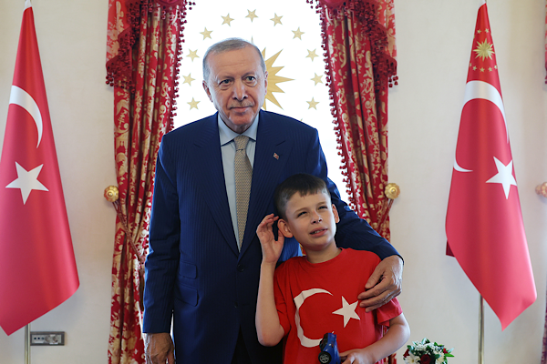 Erdoğan, “Nefret Etme, Kek Yap” hareketinin kurucusu Joshua Harris’i kabul etti Erdoğan, “Nefret Etme, Kek Yap” hareketinin kurucusu Joshua Harris’i kabul etti
