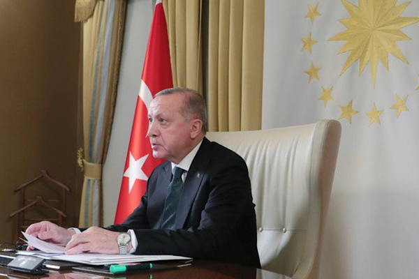 Erdoğan, okul saldırısında hayatını kaybeden öğrencilerin ailelerini kabul etti Erdoğan, okul saldırısında hayatını kaybeden öğrencilerin ailelerini kabul etti