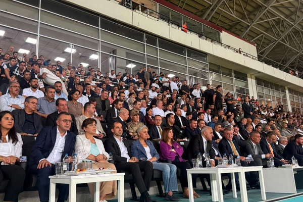 Eşbaşkan Bucak, Amedspor-Erzurumspor maçını tribünden izledi