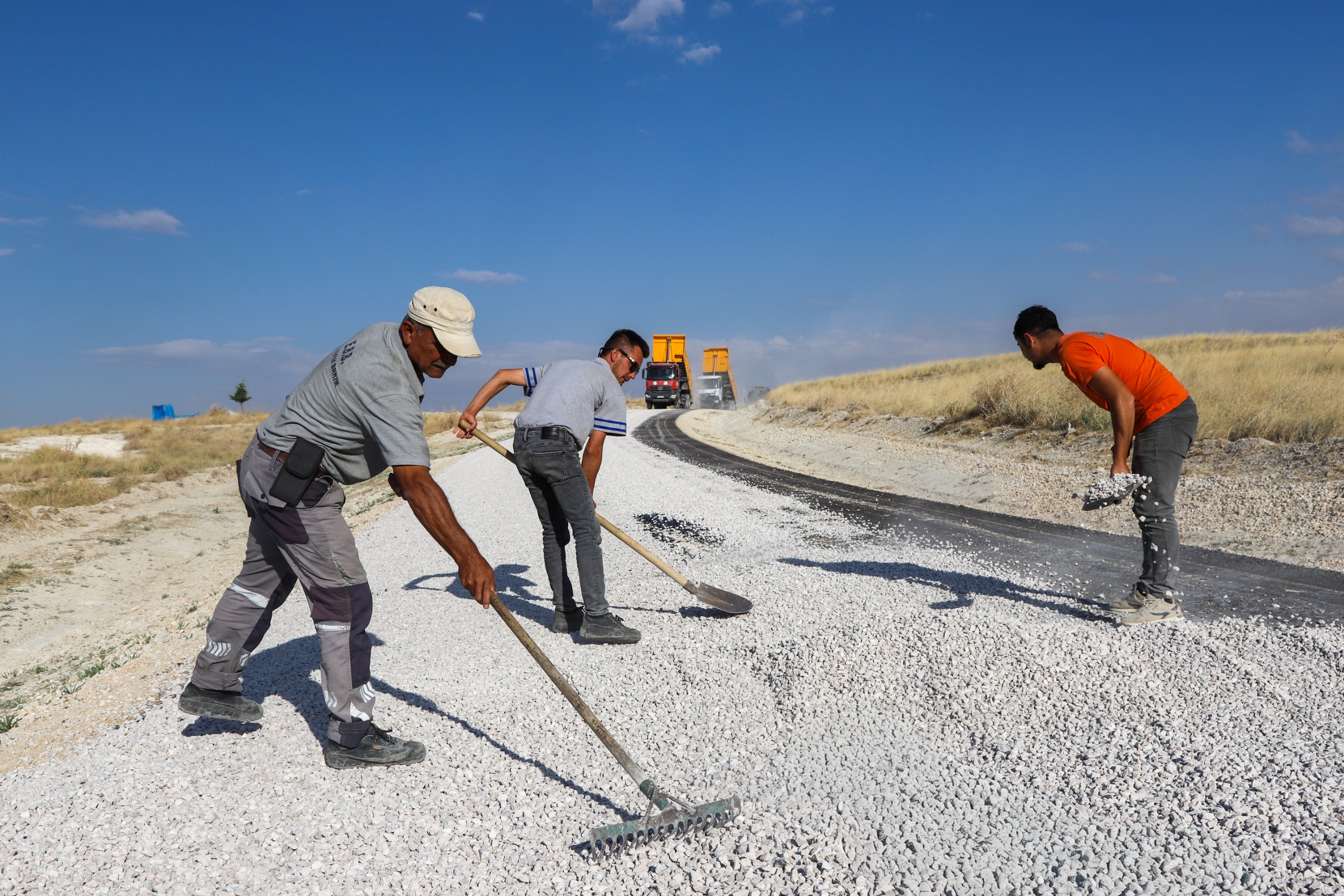 Eskişehir Büyükşehir Belediyesi ekipleri Günyüzü’nde yol çalışmalarını sürdürüyor