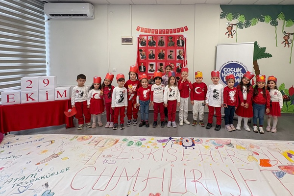 Eskişehir'de minikler 26 metrelik Cumhuriyet tuvalini boyadı Eskişehir'de minikler 26 metrelik Cumhuriyet tuvalini boyadı