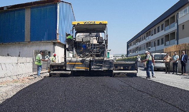 Gaziemir'de asfaltlama atağı: 4 bin 470 ton asfaltla yollar yenileniyor